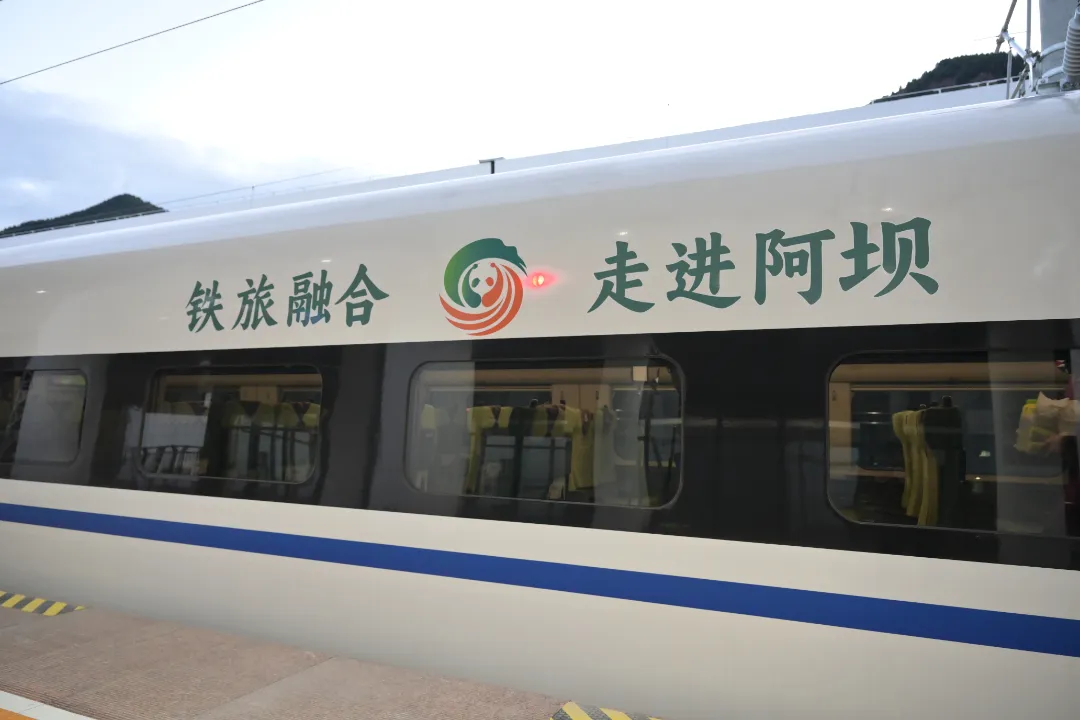 川青鐵路9組CRH2G型高寒動(dòng)車組新涂裝，來(lái)一飽眼福吧！